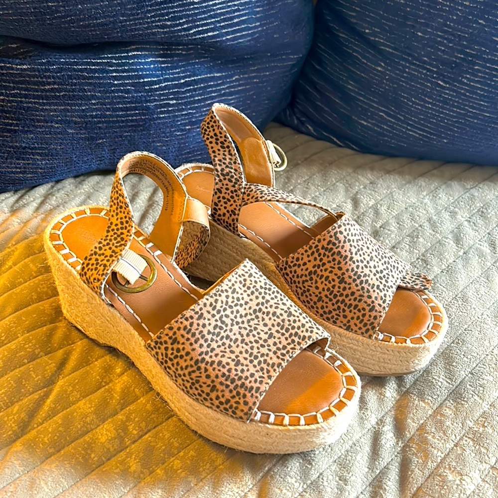 Women's 7.5 Universal Thread Shoes Platform Sandel